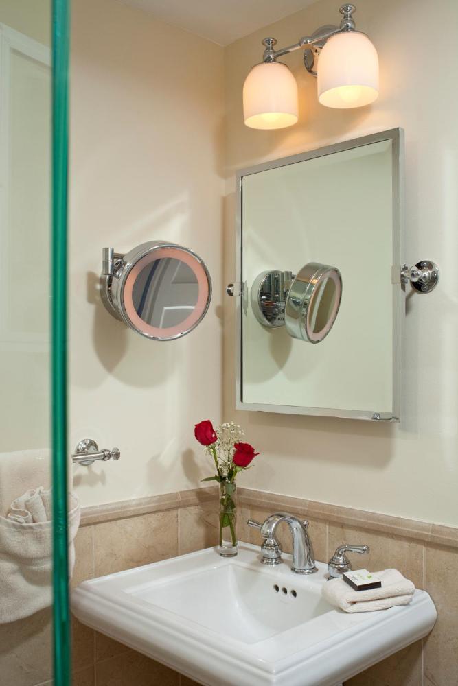 Standard Queen Room interior