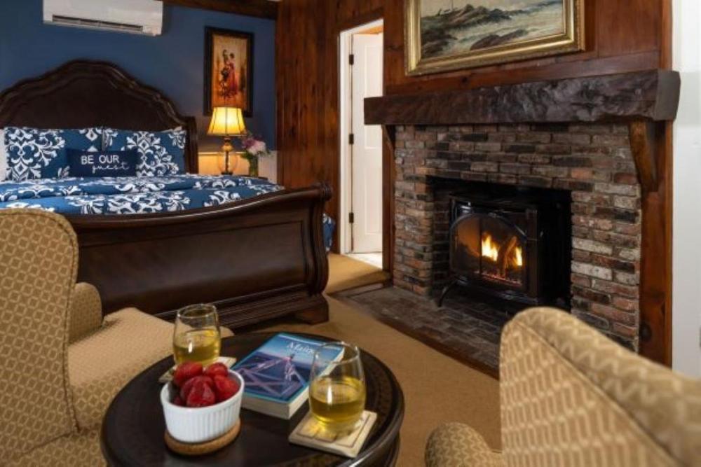 Deluxe Queen Room with Spa Bath interior